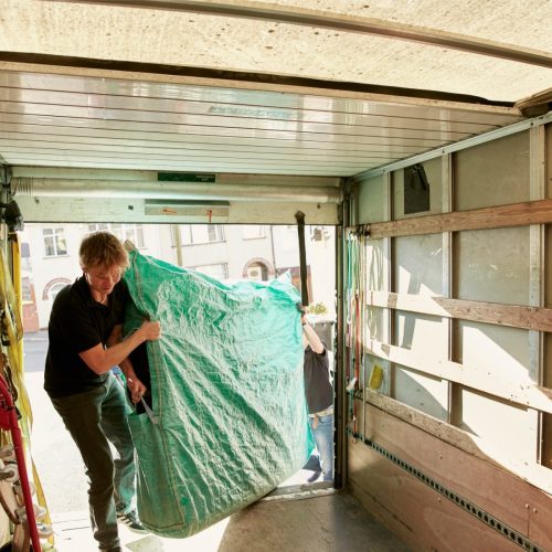 removals-business-a-man-lifting-an-item-of-furnitu-FK47KC3 (1) traslochi roma